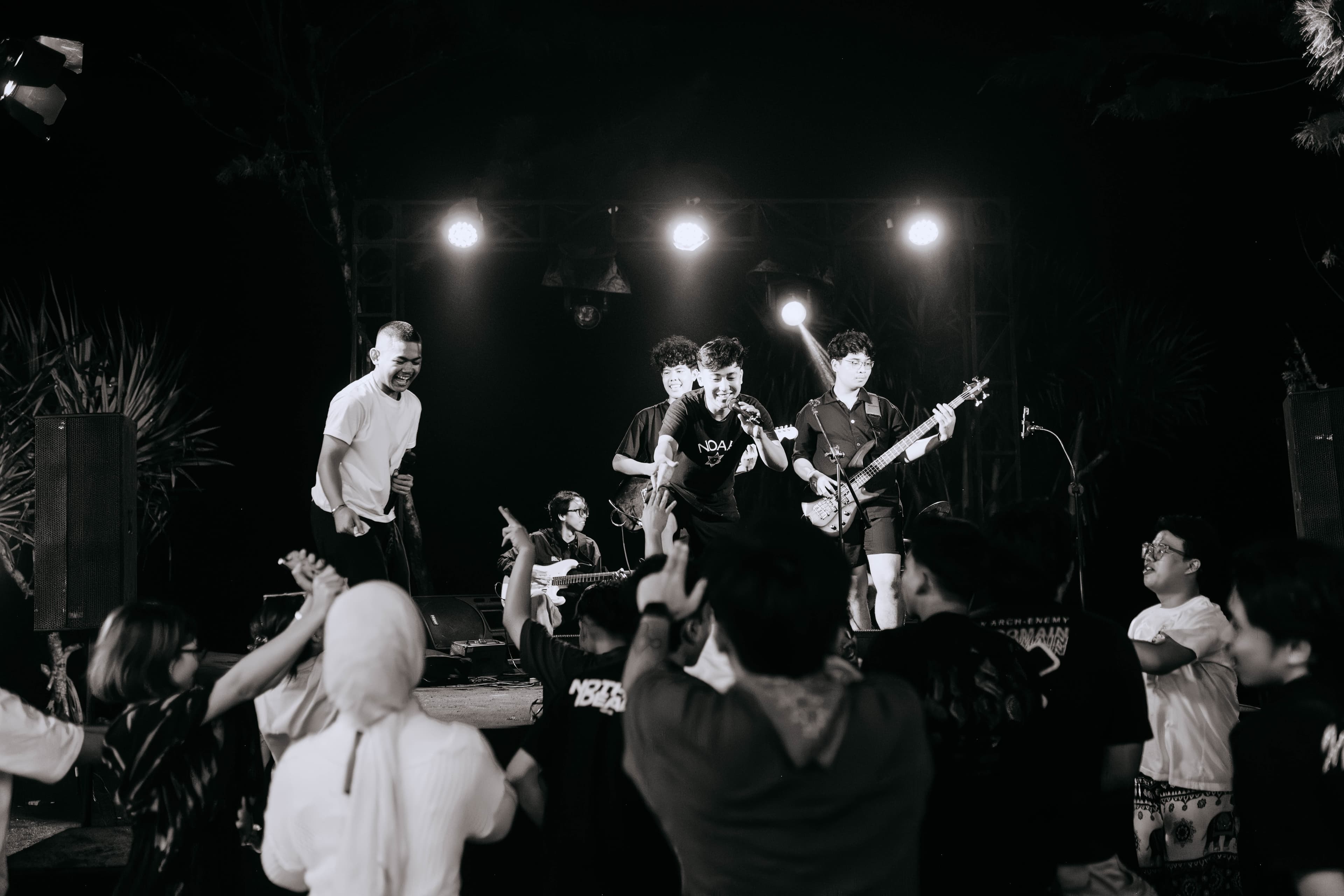 Soar High Club – Crowd